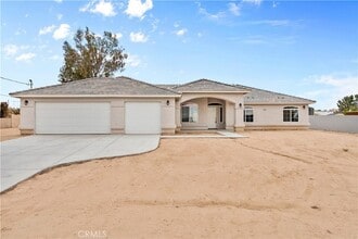 8104 Corona Ave in Hesperia, CA - Foto de edificio - Building Photo