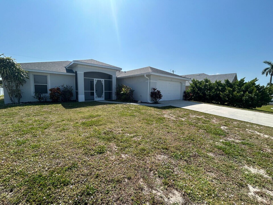 2601 SW 10th Ave in Cape Coral, FL - Building Photo