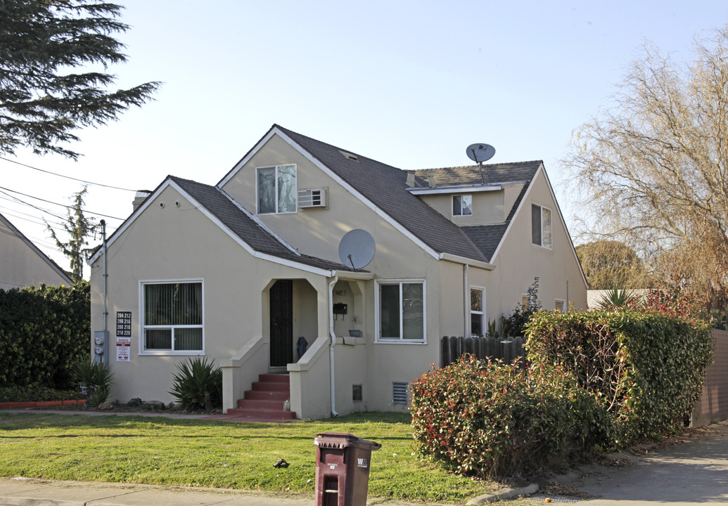 204-220 Cherry Way in Hayward, CA - Building Photo