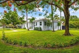 701 NE 119th St in Biscayne Park, FL - Foto de edificio - Building Photo