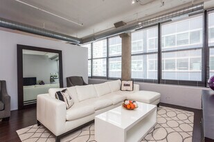 130 S Canal St in Chicago, IL - Building Photo