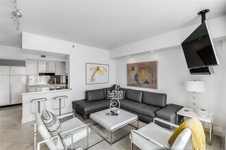 1000 S Pointe Dr, Unit 506 in Miami Beach, FL - Building Photo - Building Photo