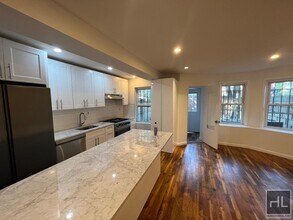 4BR 2BA Historic Limestone Floor Through G in Brooklyn, NY - Foto de edificio - Building Photo
