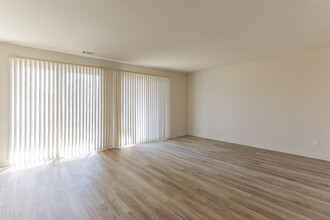 Oak Hill Apartments in Silver Spring, MD - Building Photo - Interior Photo