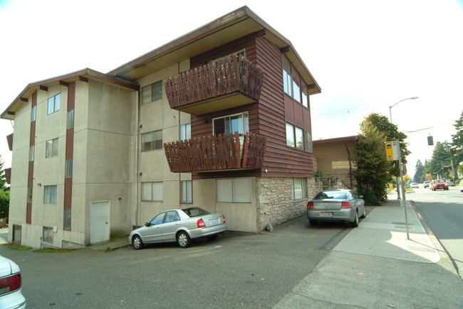 Matterhorn Apartments in Seattle, WA - Building Photo - Building Photo