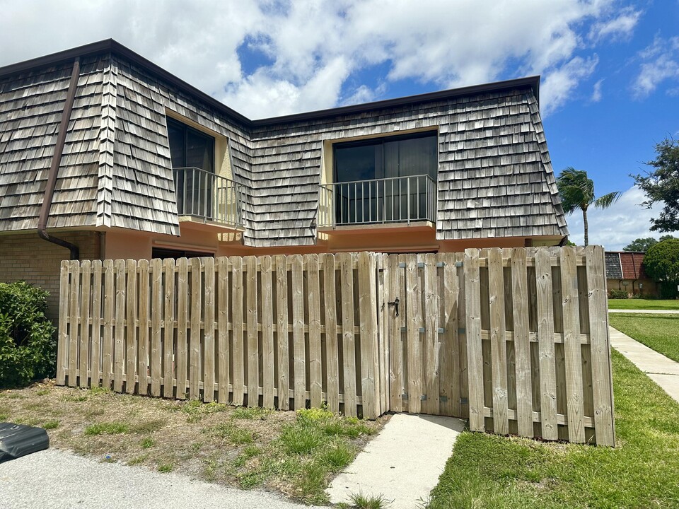 354 Lake Arbor Dr in Palm Springs, FL - Building Photo