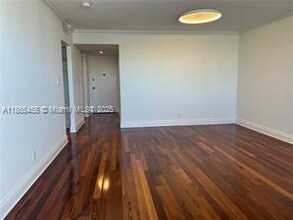 401 Golden Isles Dr in Hallandale Beach, FL - Building Photo - Building Photo