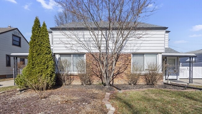 property at 2116 Michigan Blvd