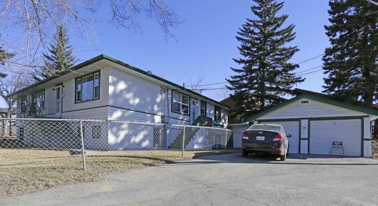 118 26th St NW in Calgary, AB - Building Photo