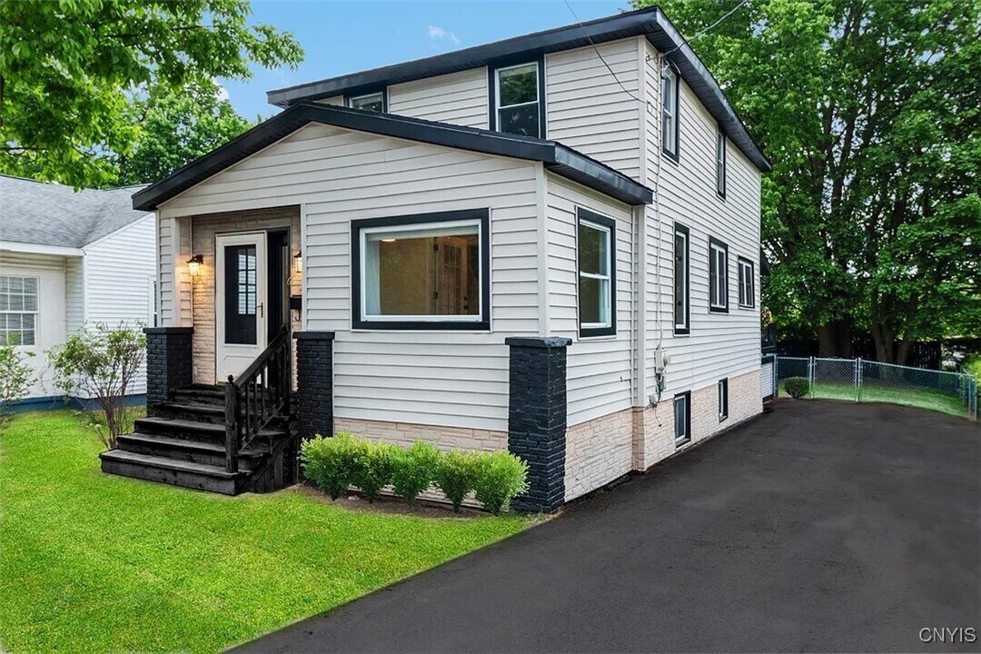 6 Wilbur Rd in New Hartford, NY - Building Photo