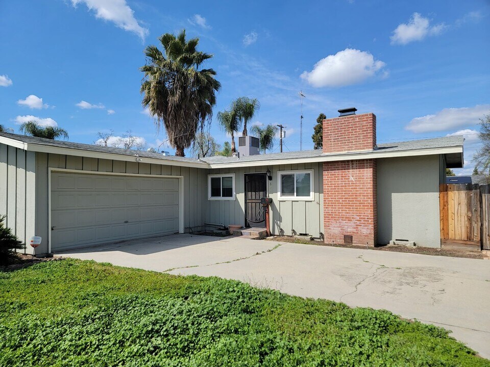 826 W Paradise Ave in Visalia, CA - Foto de edificio