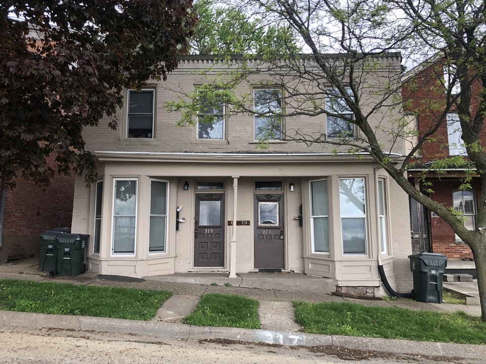 319 W 2nd St, Unit B in Muscatine, IA - Building Photo