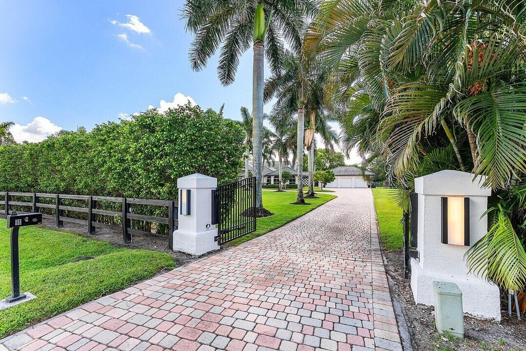 14559 Drafthorse Ln in Wellington, FL - Building Photo