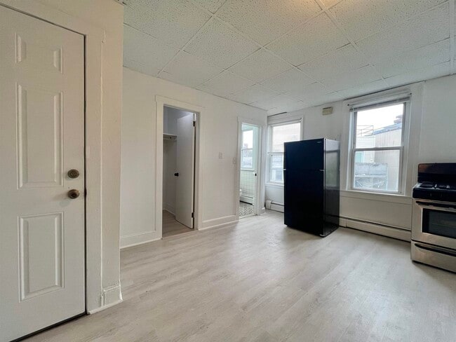 298 Newark Ave in Jersey City, NJ - Building Photo - Building Photo