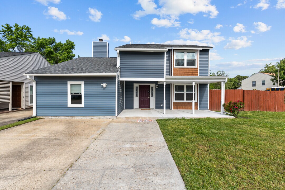 871 Riverbend Rd in Virginia Beach, VA - Building Photo