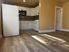 124 S Oleander Ave, Unit Oleander 3 in Daytona Beach, FL - Building Photo