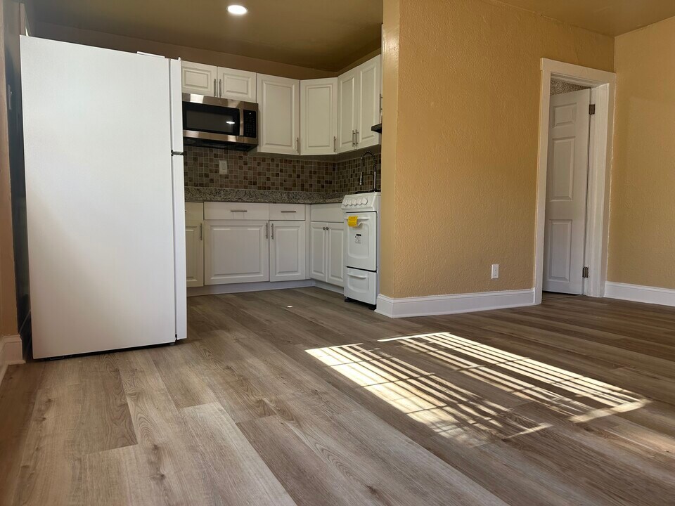 124 S Oleander Ave, Unit Oleander 3 in Daytona Beach, FL - Building Photo