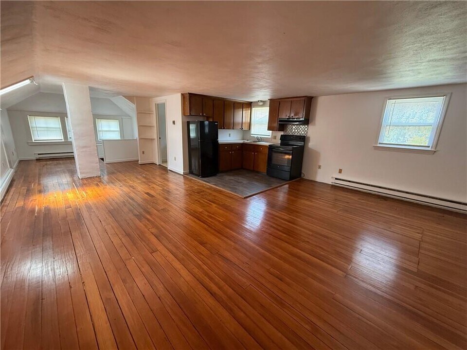 60 Farewell St in Newport, RI - Building Photo