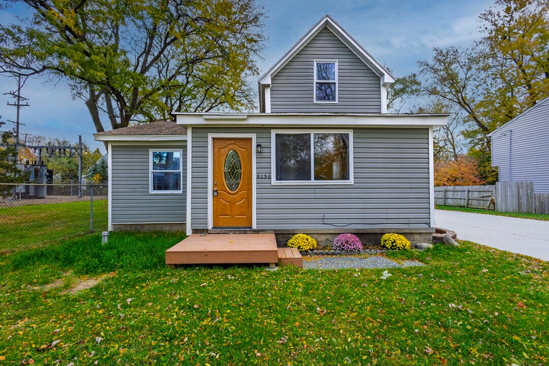 9156 Elizabeth St in Whitmore Lake, MI - Building Photo
