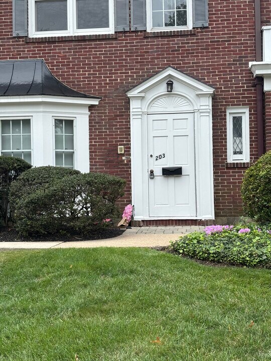 203 Lawrence Ave, Unit 203 in Westfield, NJ - Building Photo