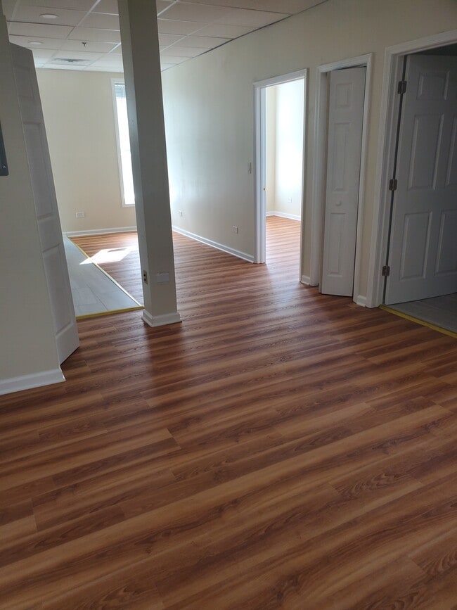 610 N Milwaukee Ave, Unit 2 in Libertyville, IL - Foto de edificio - Building Photo