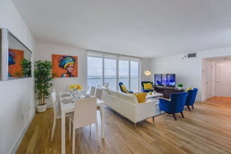 1 SE 12th St in Miami, FL - Building Photo - Building Photo