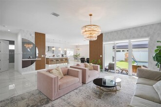 8110 NW 46th Terrace in Doral, FL - Building Photo - Building Photo