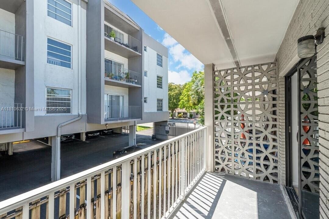 1525 NE 135th St in North Miami, FL - Building Photo