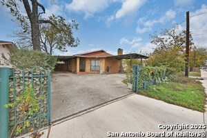 631 N San Bernardo Ave in San Antonio, TX - Building Photo