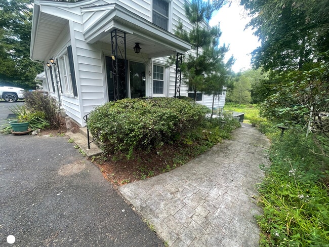 130 Huntington St in Shelton, CT - Building Photo - Building Photo