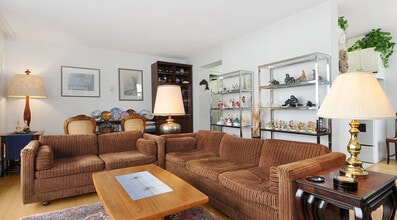 144 14th St W in North Vancouver, BC - Building Photo - Building Photo
