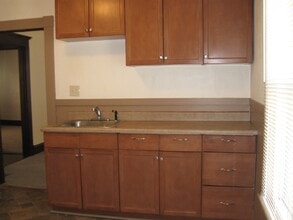 43 George St, Unit 2 floor in Bristol, CT - Foto de edificio - Building Photo