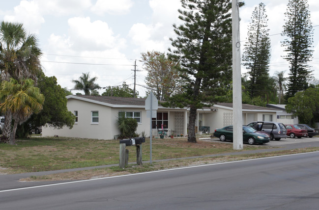 4385 Golden Gate Pky in Naples, FL - Building Photo - Building Photo