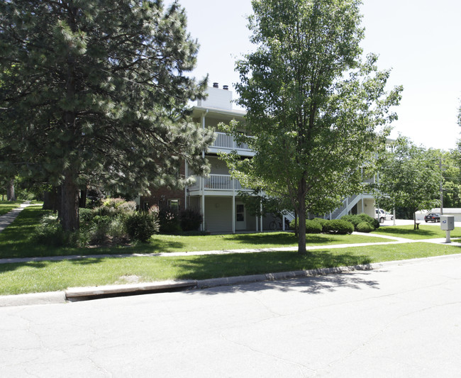 4000 S 51st St in Lincoln, NE - Foto de edificio - Building Photo