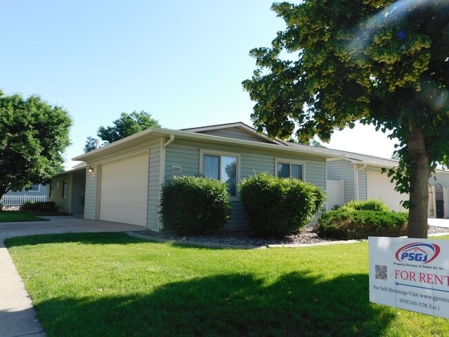 property at 1271 E Carolina Ave