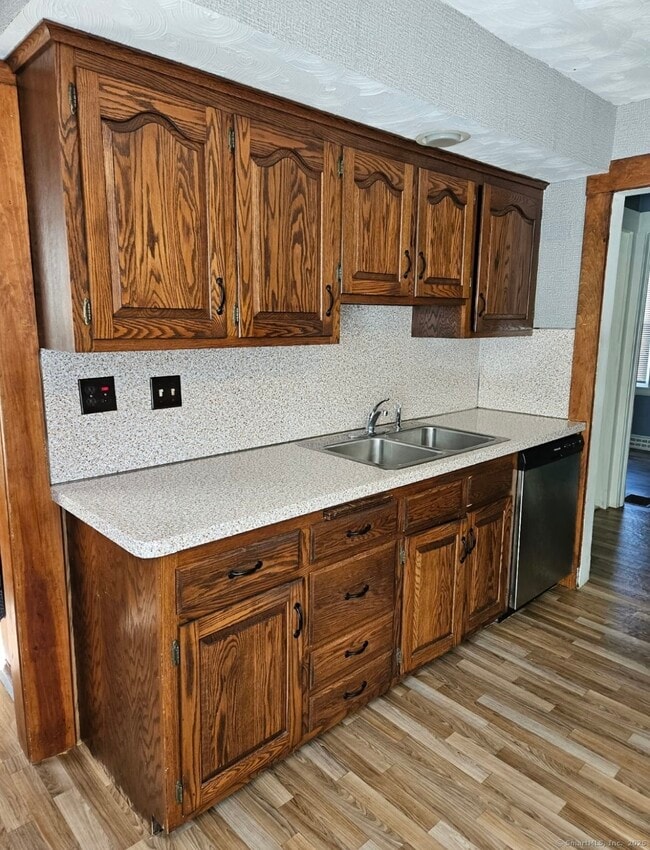 7 Willoughby St in Bristol, CT - Building Photo - Building Photo
