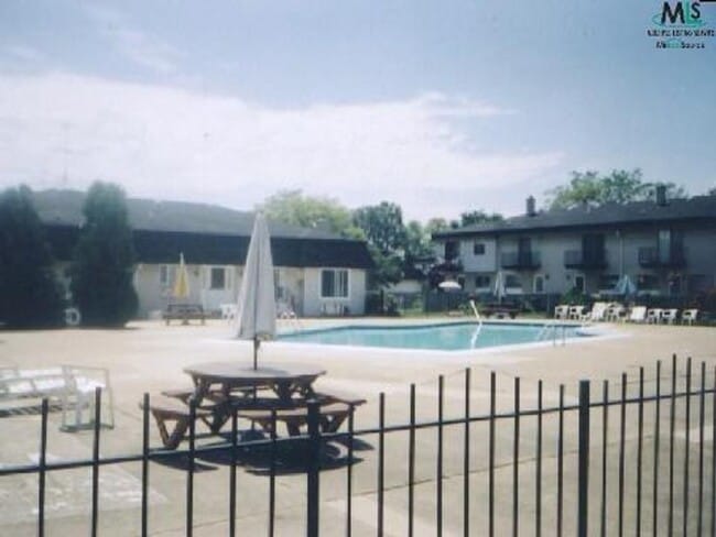 28020 Universal Dr in Warren, MI - Building Photo - Building Photo