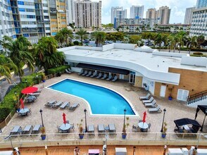 100 Golden Isles Dr, Unit 1410 in Hallandale Beach, FL - Building Photo - Building Photo