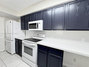 9905 Westwood Dr in Tamarac, FL - Foto de edificio - Building Photo