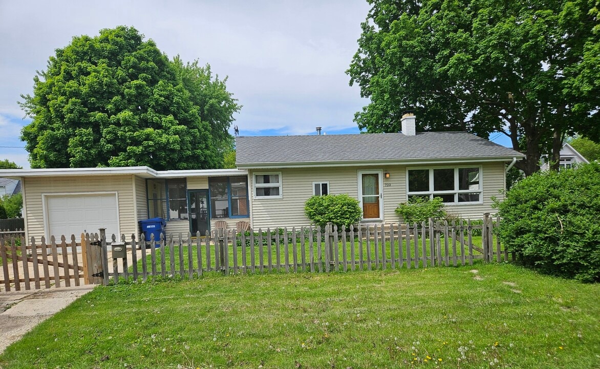 720 Madison Ave in St. Charles, IL - Building Photo