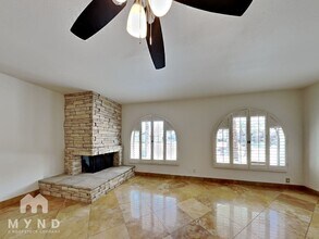 8260 E Sutton Dr in Scottsdale, AZ - Building Photo - Building Photo