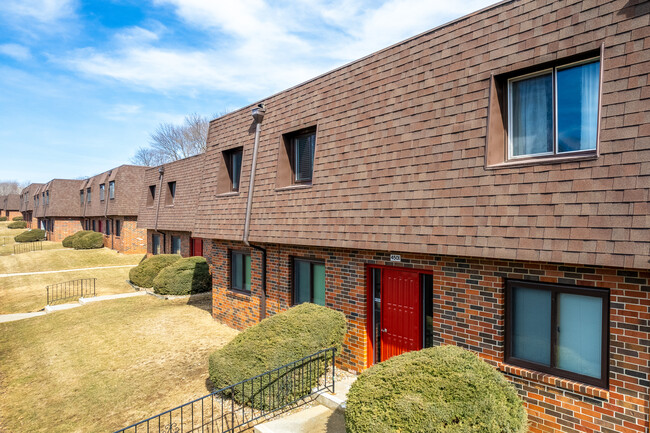 Western Hills Condominiums in West Des Moines, IA - Building Photo - Building Photo