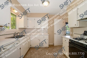 11054 Mountain Ash Ave NW in Grand Rapids, MI - Building Photo - Building Photo