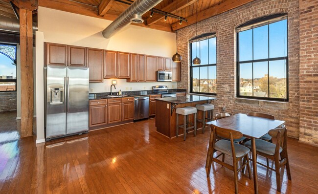 234 E Reservoir Ave, Unit #607 in Milwaukee, WI - Foto de edificio - Building Photo