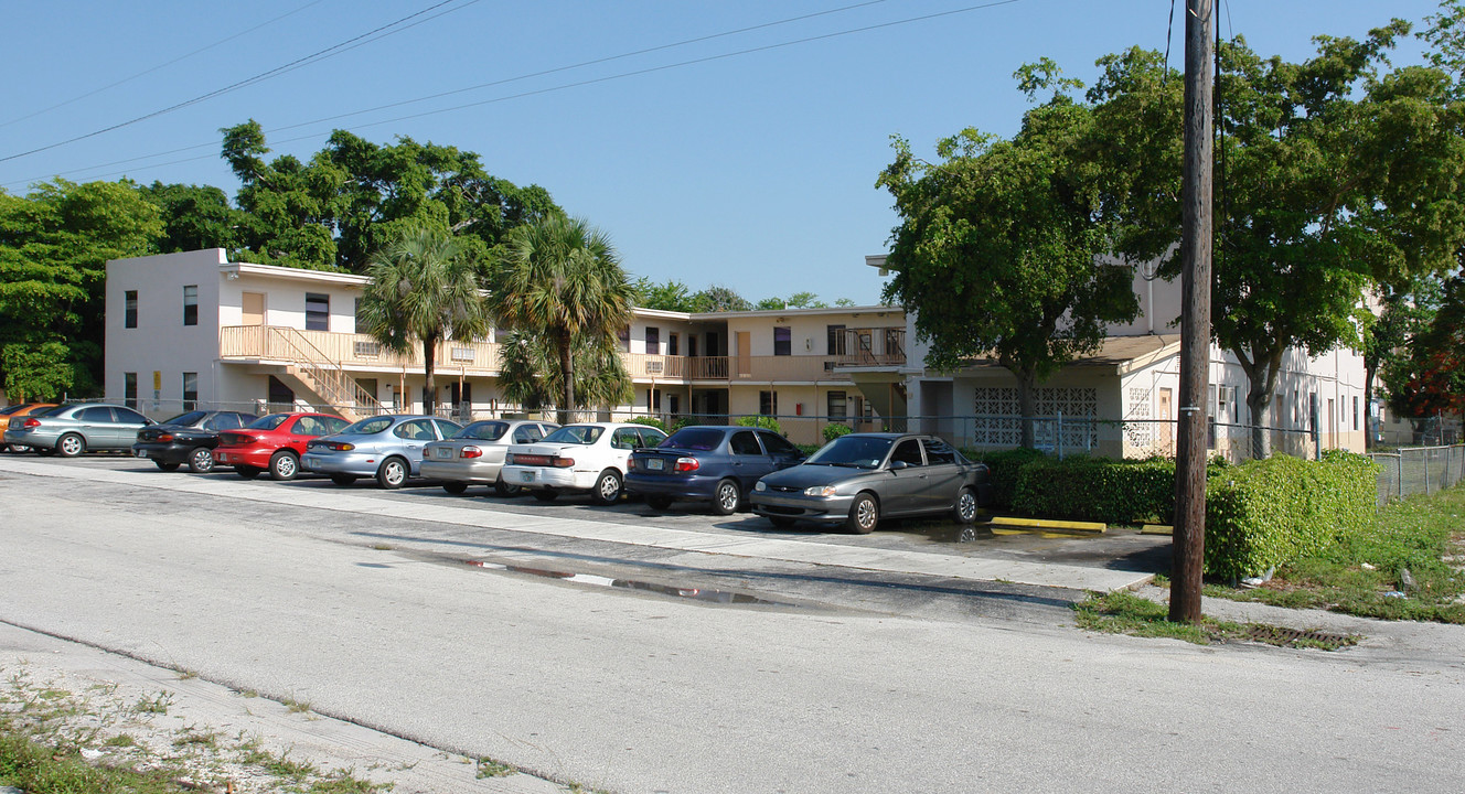 819 NW 3rd St in Fort Lauderdale, FL - Foto de edificio