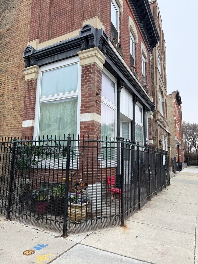 1410 W Blackhawk St in Chicago, IL - Building Photo - Building Photo