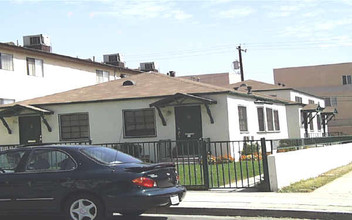 238-240 E Elmwood Ave in Burbank, CA - Building Photo - Building Photo