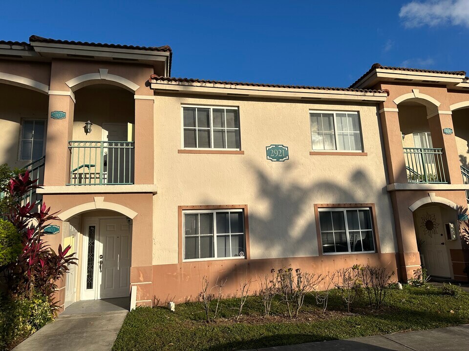 2921 SE 12th Rd, Unit 203 in Homestead, FL - Building Photo