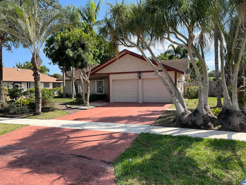 11834 Greenbriar Cir in Wellington, FL - Building Photo