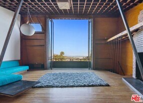 8663 Nash Dr in Los Angeles, CA - Building Photo